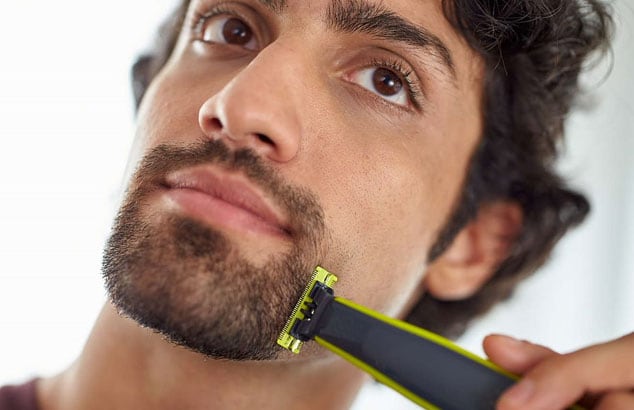 Bild eines Mannes, der die Außenlinie seines Ziegenbartes mit einem Philips OneBlade rasiert.