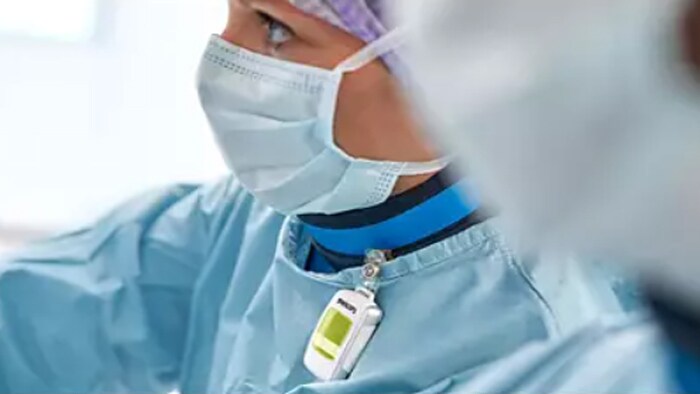 Eine Nahaufnahme einer Person, die eine Maske trägt