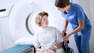 Bildgebender Kardiologe arbeitet mit Dual-Energy-CT zur KHK-Diagnose