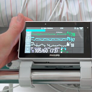 TransportMonitor X3 von Philips montiert am Bett eines Patienten​