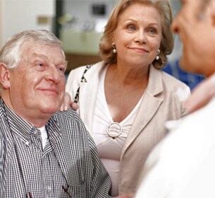 Arzt bei einer Besprechung mit Patienten​