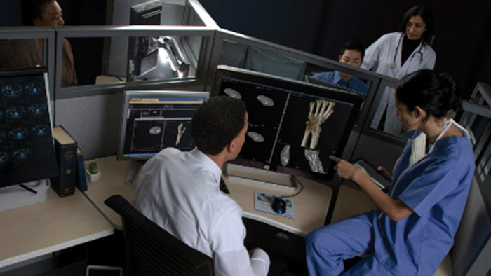 Klinikteam bei der Analyse von Patientendaten im PACS