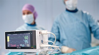 Kardiologen bei der hämodynamischen Überwachung eines Patienten im Katheterlabor