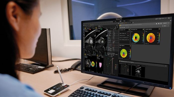 Ärzte, die sich einen Diagnosebericht ansehen