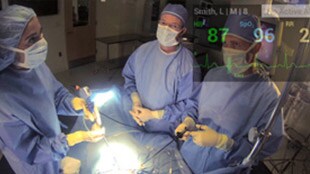 Anästhesist kann während einer OP über die Google Glass die Vitalparameter des Patienten sehen​