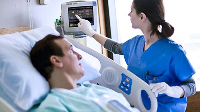 Arzt, der einem Patienten hilft