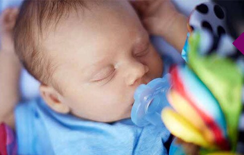 ein Baby, das mit einem Schnuller schläft