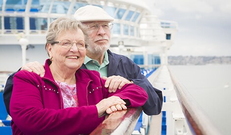 Ein Paar genießt seine Reise auf einem Kreuzfahrtschiff