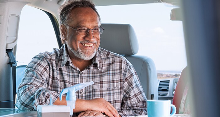 Lächelnder Mann in einem Auto