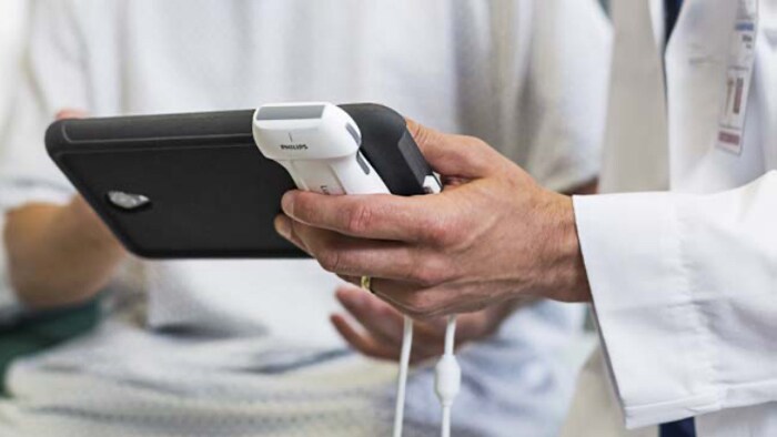 Arzt hält Handheld-Ultraschallgerät