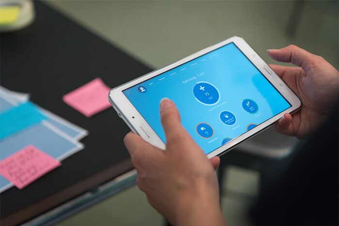eine Person, die ein Tablet hält