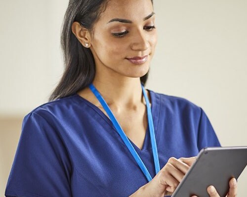 Klinischer Mitarbeiter mit Tablet-PC