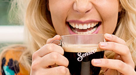 Genießen Sie den Moment mit einem Freund. Die SENSEO® Kaffeemaschine kann in weniger als einer Minute zwei Tassen Kaffee zubereiten.