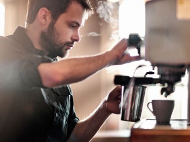 Barista beim Zubereiten von Kaffee