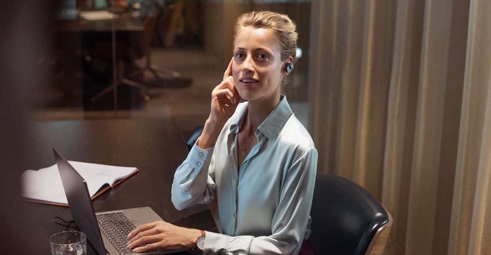 Frau verwendet den Awareness-Modus im Büro