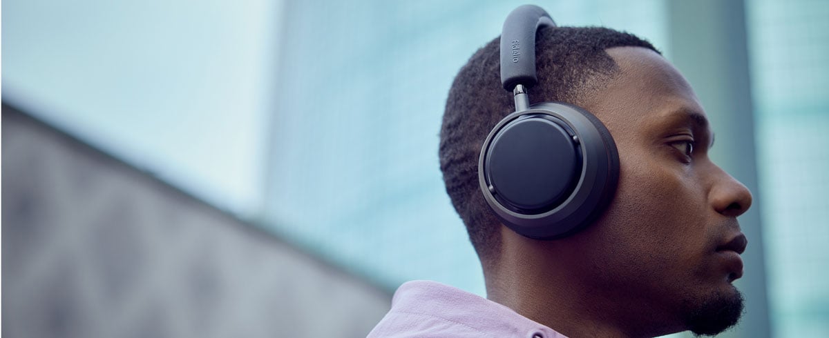 Ein Mann hört Musik mit Philips X3-Kopfhörern