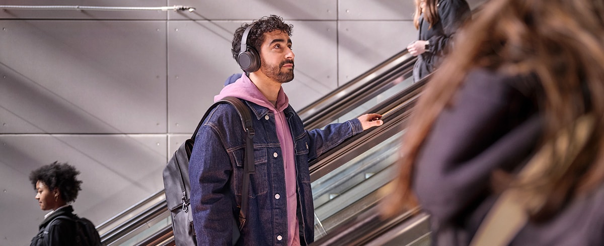 Mann trägt Philips geräuschunterdrückende Kopfhörer