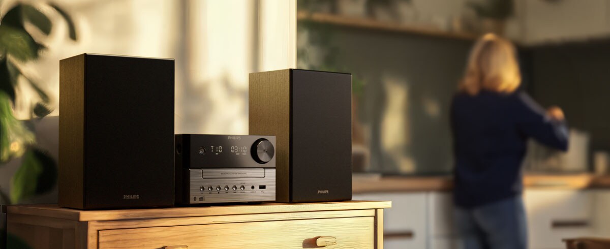 Frauen hören Musik in der Küche mit einer Philips Stereoanlage