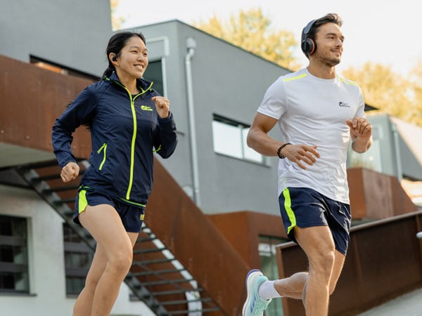 Zwei Teilnehmer beim Lauf mit ihren Philips Kopfhörern.
