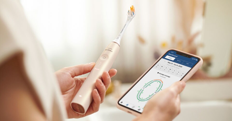 Eine Person benutzt die Philips Sonicare Zahnbürste mit der Smart-App.