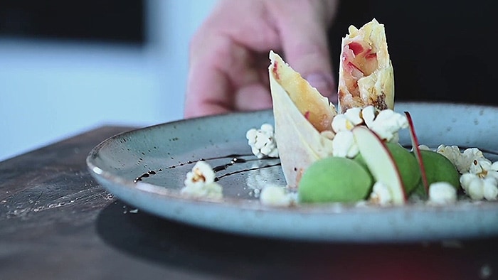 Apfel Rhabarber-Strudel, Popcorn und Basilikum-Yoghurt Eis