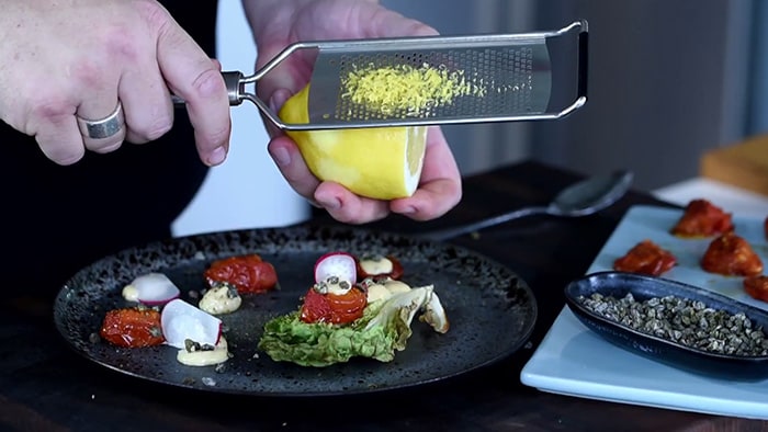 Geschmorten Römersalat mit Gewürztomaten im Airfryer