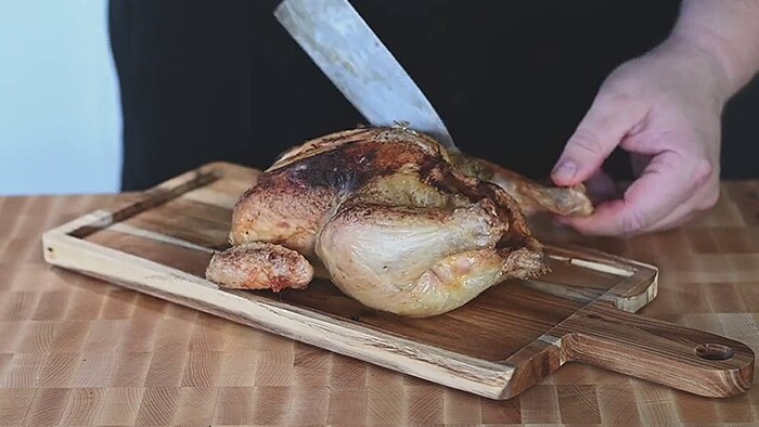 Ganzes Hühnchen mit Tomatenbutter aus dem Airfryer