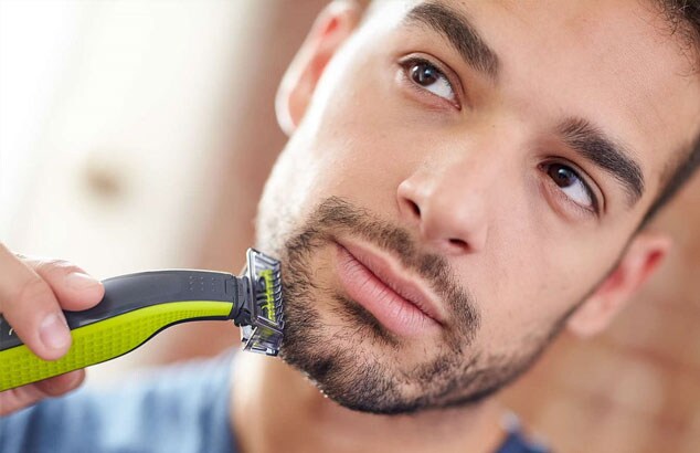 Foto eines Mannes, der seinen Henriquatre-Bart trimmt.
