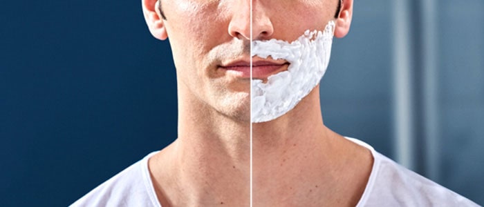 Zweigeteiltes Bild eines Mannes. Die linke Seite ist rasiert und auf der rechten Seite ist Rasierschaum.