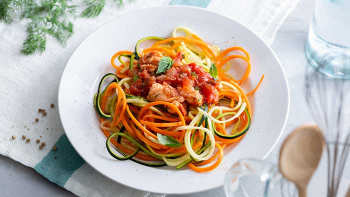 Zucchini-Nudeln mit Lachstomatensauce