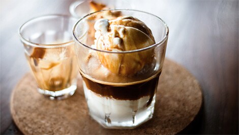 Saisonale Kaffeecocktails mit Saeco Xelsis Suprema: Rezept „Affogato“