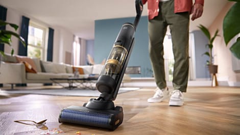 Philips Kabelloser AquaTrio Nass- und Trockensauger 7000 Series &ndash; Lifestylebild