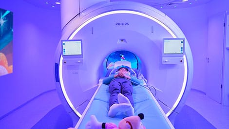 Durch projizierte Disney Bildwelten wird der MRT-Raum zu einer kindgerechteren Umgebung, die jungen Patientinnen und Patienten Sicherheit und Ablenkung bietet.