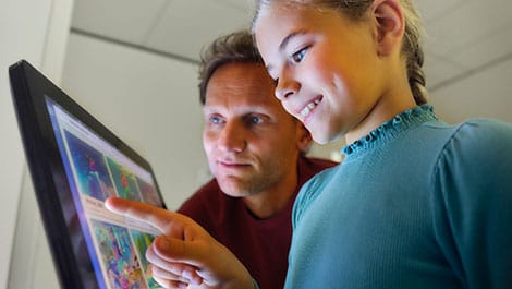 mit Vertrauen geht`s leichter: bekannte Disney Charaktere helfen Kindern dabei, den Krankenhausalltag f&uuml;r einen Moment zu vergessen und ihre MRT-Untersuchung entspannter zu erleben.